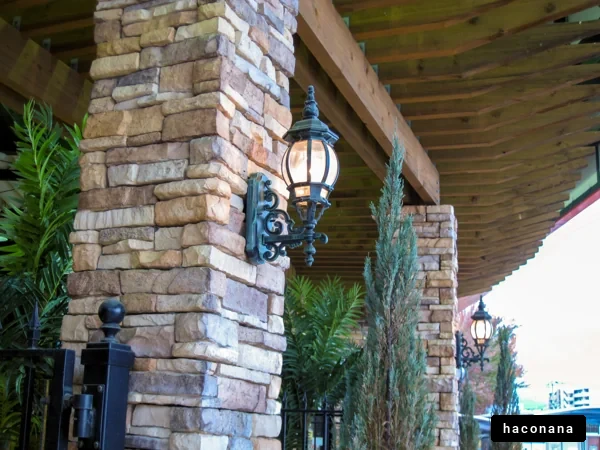 石造りの柱と街灯