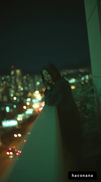 夜の都市を見つめる