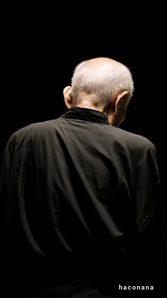 背を向けた高齢者