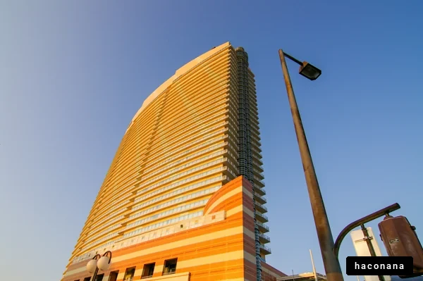 モダンな高層ビルと空