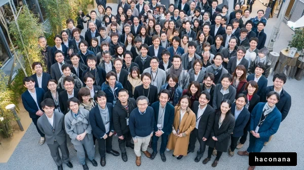 大勢の笑顔の集合写真