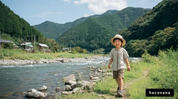 川辺を歩く子供の笑顔