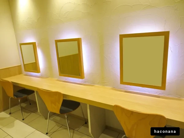 明るい化粧室の一角