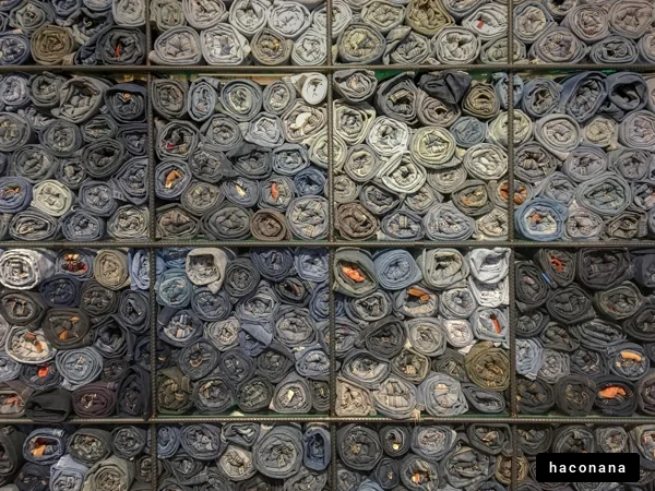 たくさんのジーンズの巻き方