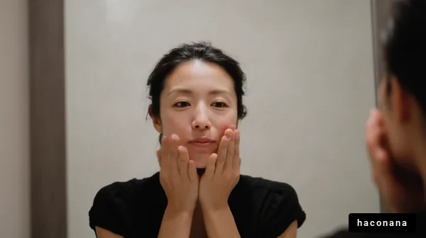 鏡でスキンケアする女性