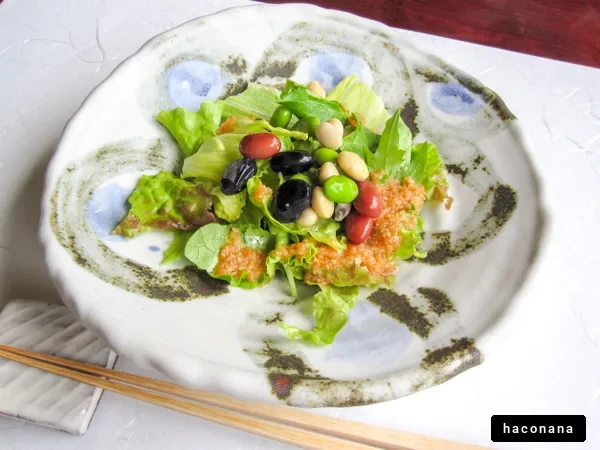 色とりどりのサラダ盛り合わせ