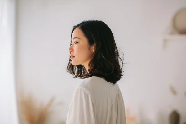 横顔の若い女性・ナチュラル