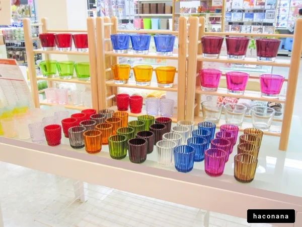 カラフルなグラスが並ぶ