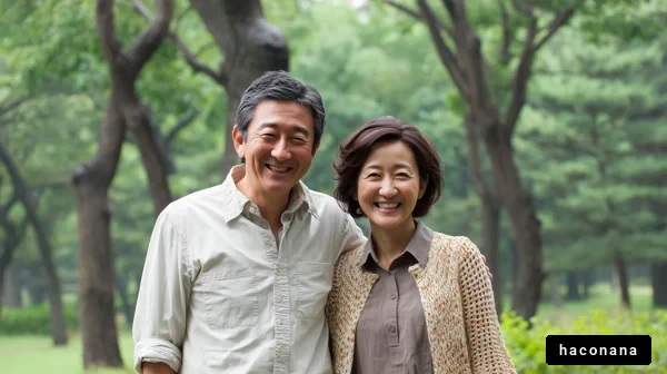 公園で笑う夫婦のシーン