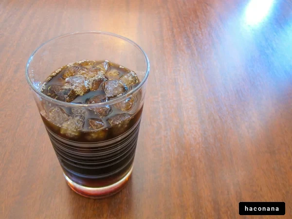 アイスドリンクと氷のコップ