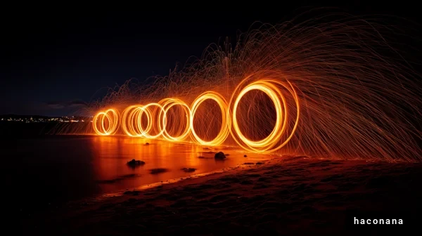 夜のビーチでの火の輪