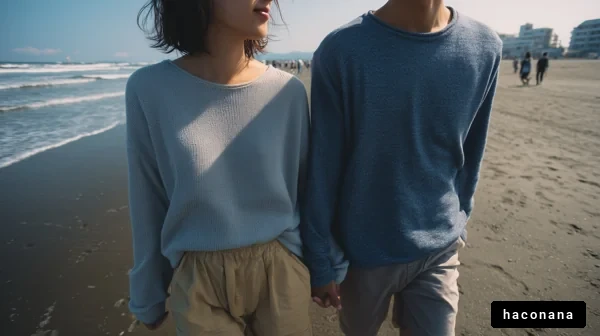 海辺を散歩するカップル