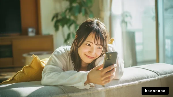 リラックスした部屋の女性