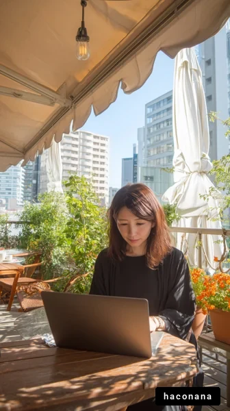 カフェで仕事をする女性