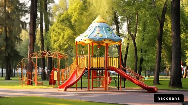 公園の遊具と緑の風景