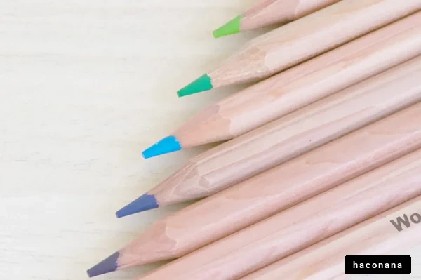 カラフルな色鉛筆の並び