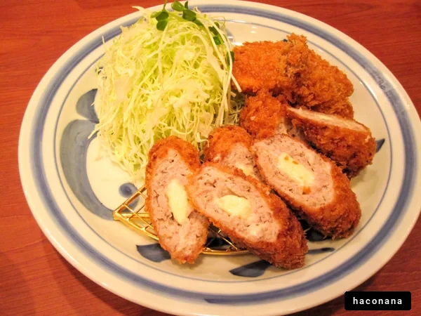 揚げ物とキャベツの皿