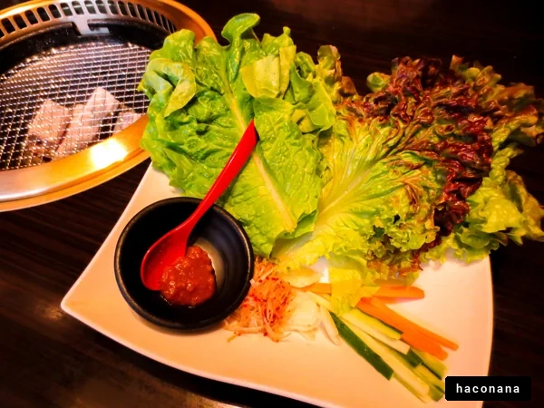 焼肉用の新鮮な野菜盛り