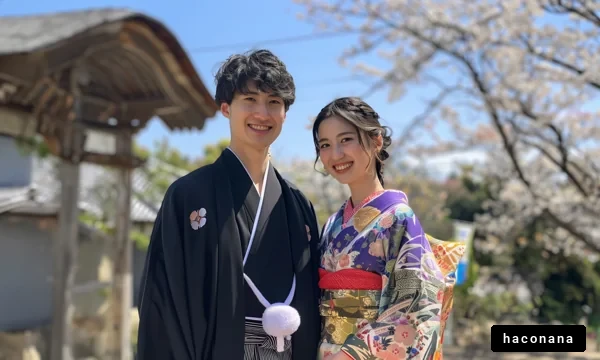 桜の下の着物カップル
