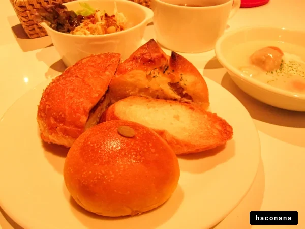 美味しいパンとサラダ