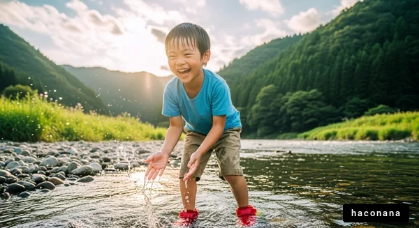川で遊ぶ少年の笑顔