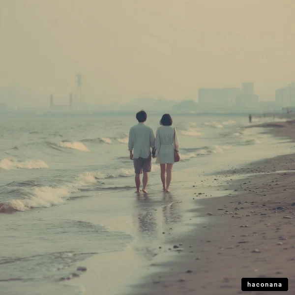 海辺で手を繋ぐカップル