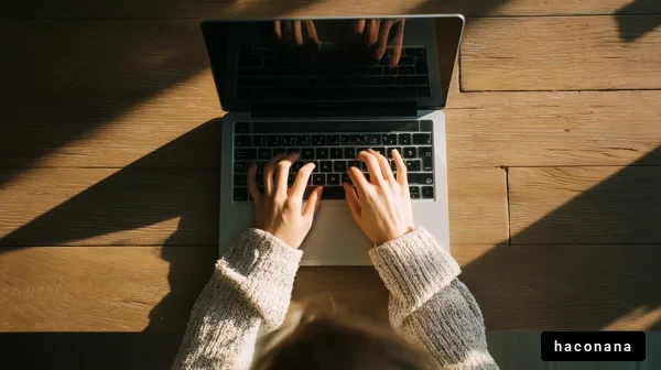 木のテーブルでパソコン作業