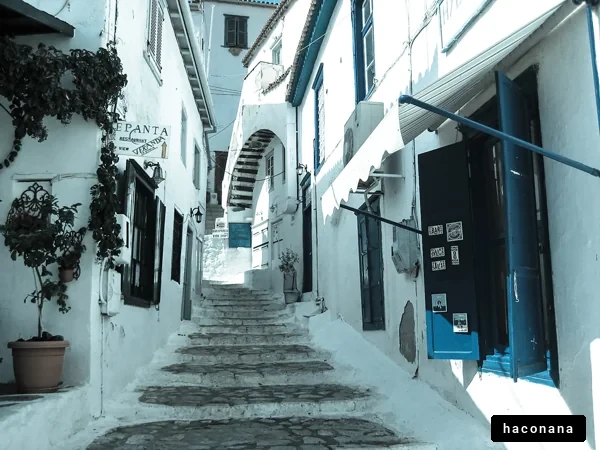 青い扉のある街並み