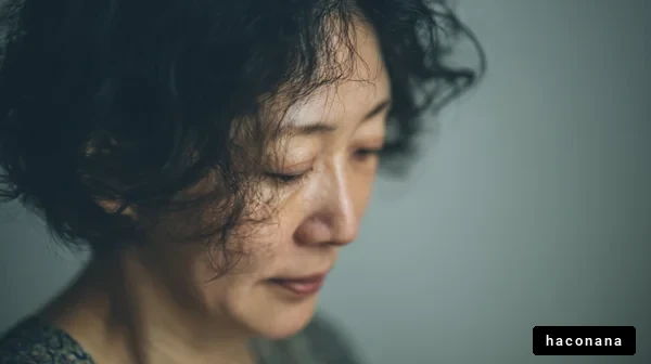 静かな表情の女性