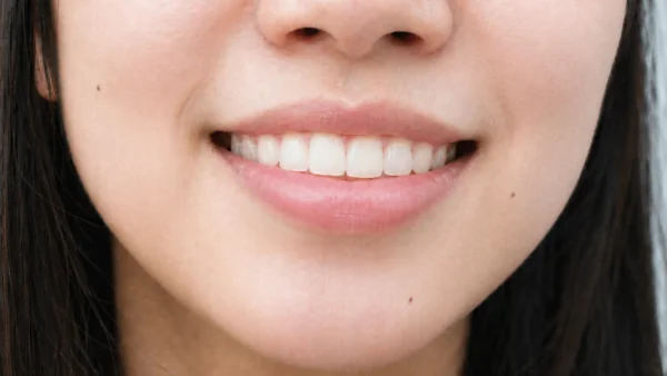 白い歯と笑顔の女性クローズアップ