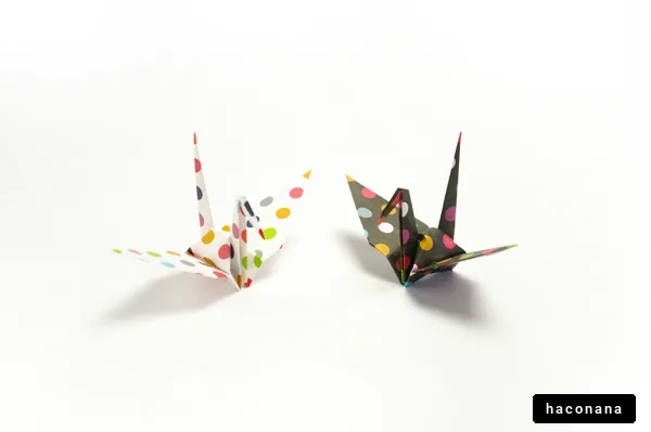 カラフルな折り鶴二羽