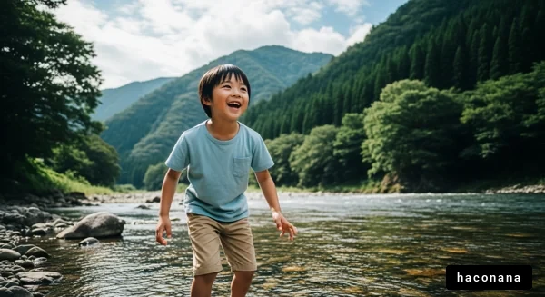川で遊ぶ子供の笑顔