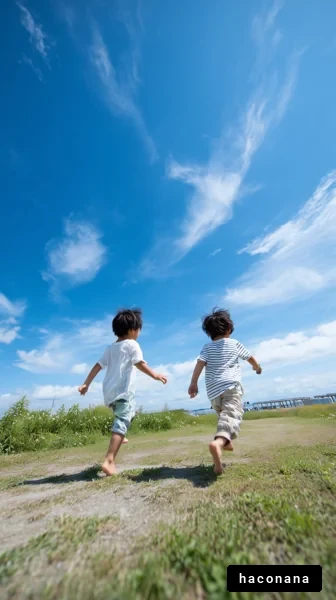 青空の下で走る子どもたち