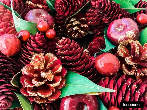 赤い松ぼっくりのリース