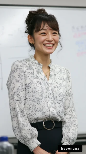 笑顔で話す女性の姿