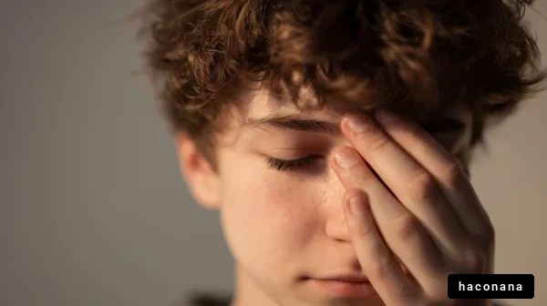 悩む若者の表情