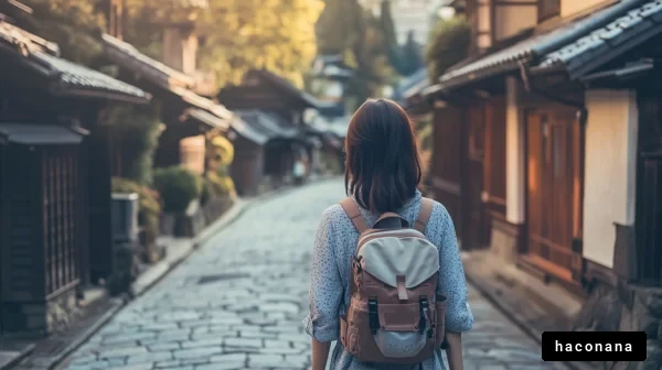 静かな街を散策する女性