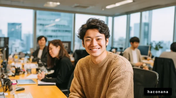 オフィスでの笑顔の男性