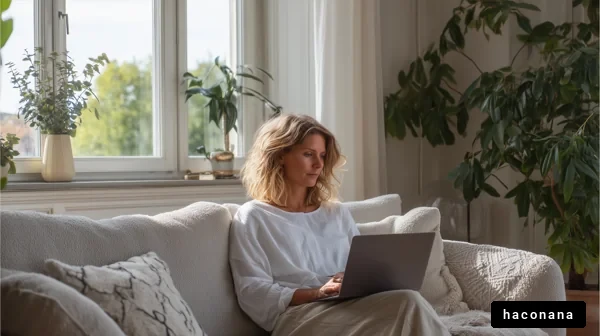 リビングで作業する女性