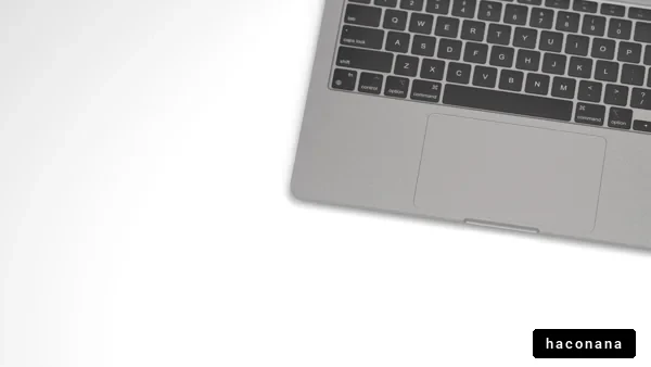 シンプルなノートパソコンの画像