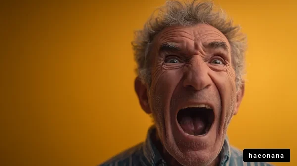 怒りの表情を示す老人