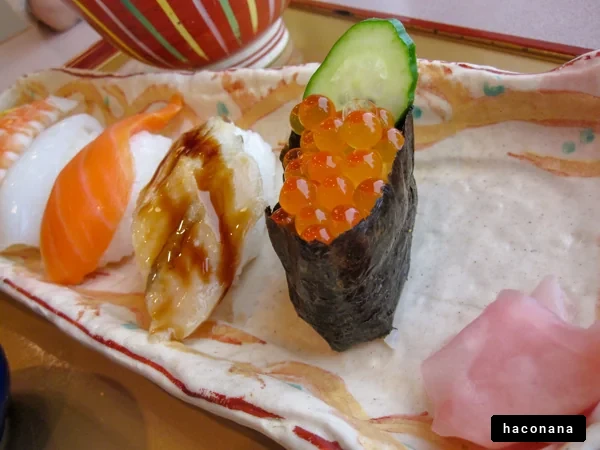 色とりどりの寿司盛り合わせ