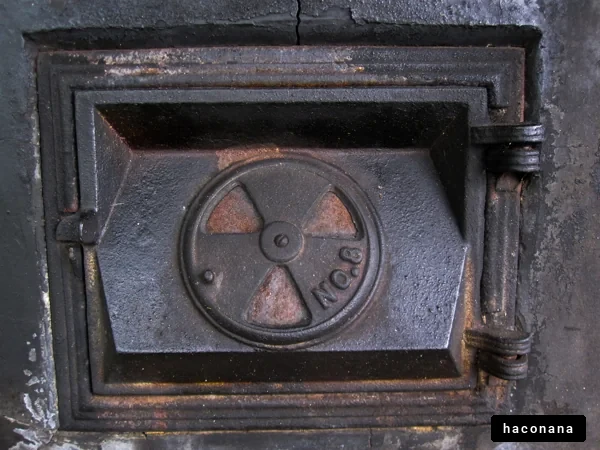 古い扉の金属製の蓋