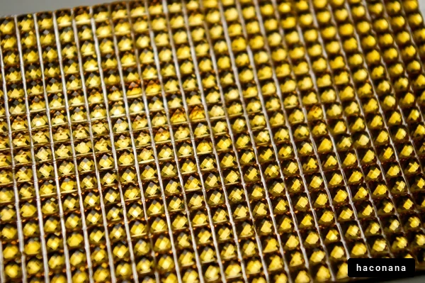 金色の装飾品のクローズアップ