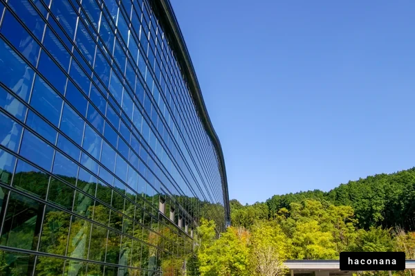 ガラス張りの建物と自然