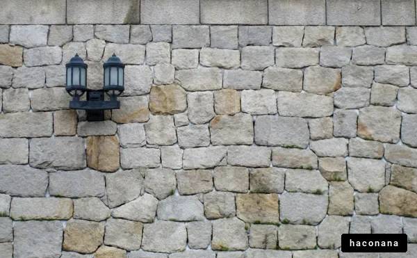 石壁と街灯の風景