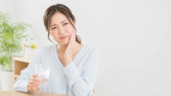 歯の痛みに悩む女性
