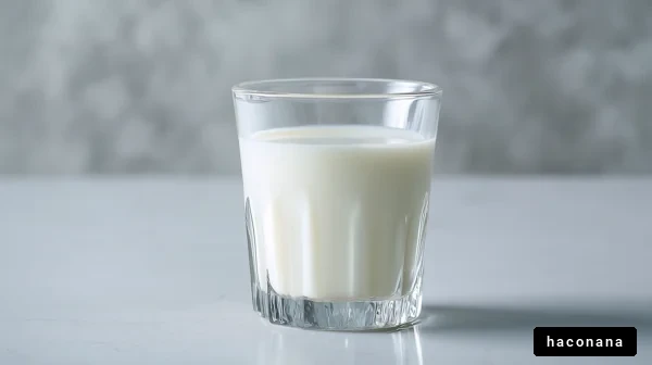 透明なグラスに注がれた牛乳