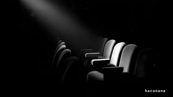 暗闇に浮かぶ椅子の光