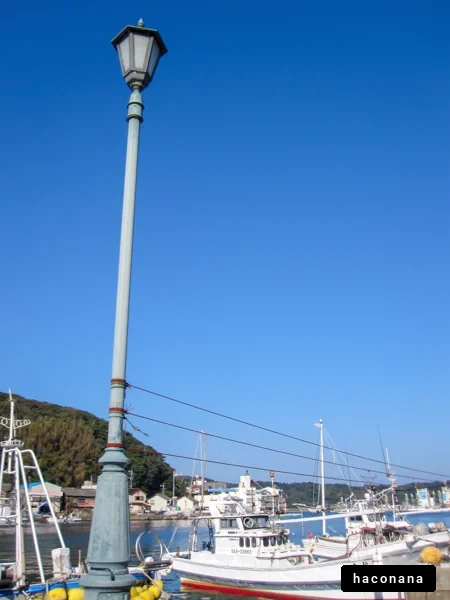 港の風景と明るい空